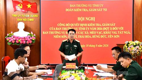 Thiếu tướng Nguyễn Đình Cương, Trưởng Đoàn kiểm tra giám sát số 753 phát biểu tại hội nghị.