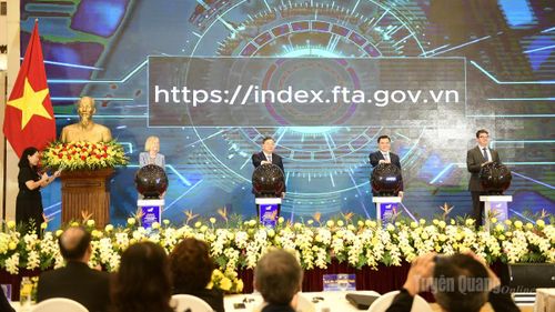Đồng chí Phạm Gia Túc, Ủy viên Bộ Chính trị, Phó Thủ tướng Thường trực Chính phủ và đại biểu thực hiện nghi thức khai trương cổng thông tin điện tử FTA Index.
