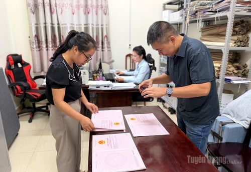 Cán bộ xã Bình Ca kiểm tra thông tin dữ liệu đất đai trên giấy chứng nhận quyền sử dụng đất.