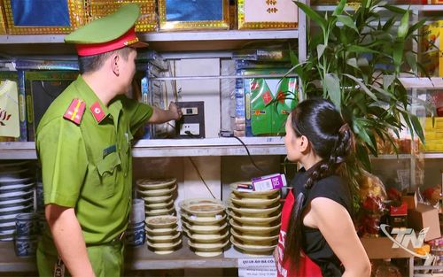 Lực lượng chức năng hướng dẫn hộ kinh doanh tại Chợ Đồng Quang thực hiện các biện pháp an toàn về điện, phòng ngừa cháy, nổ.