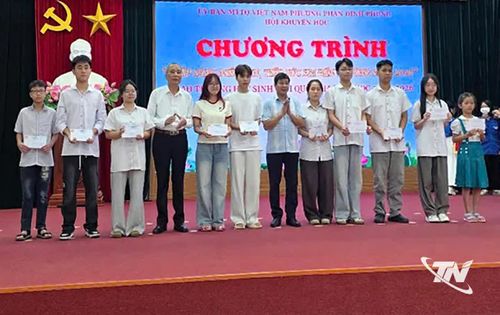 Lãnh đạo phường Phan Đình Phùng và Hội Khuyến học phường trao học bổng cho học sinh vượt khó học tốt tại Chương trình "Thắp sáng niềm tin, tiếp sức em tới trường".