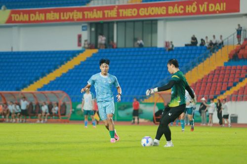 FC Thái Nguyên áp sát thủ môn đội khách, tạo sức ép ngay từ tuyến trên.