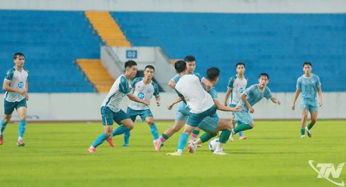 FC Thái Nguyên chủ động kiểm soát bóng, triển khai thế trận ngay từ phần sân nhà.