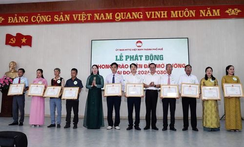 Trao Bằng khen của Chủ tịch UBND thành phố cho các điển hình trong phong trào hiến đất mở đường.