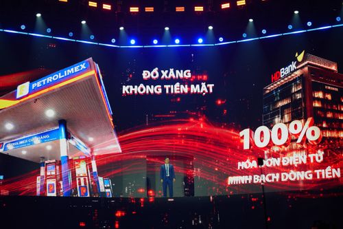 Thông điệp lớn nhất mà ngành Ngân hàng muốn gửi gắm: Chuyển đổi số không chỉ là câu chuyện của công nghệ, mà trước hết là câu chuyện phục vụ con người, mang lại tiện ích thiết thực, an toàn và thuận lợi hơn cho mỗi người dân, mỗi doanh nghiệp trong đời sống hàng ngày.