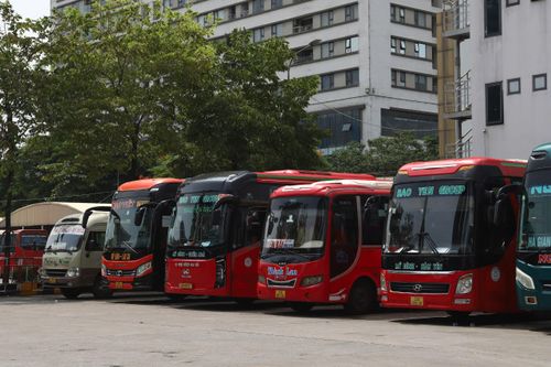 Các đơn vị vận tải được yêu cầu chủ động chuẩn bị phương tiện, kiểm tra kỹ tình trạng kỹ thuật trước khi xuất bến. Lái xe và nhân viên phục vụ được quán triệt nghiêm các quy định về an toàn giao thông, tuyệt đối không để xảy ra tình trạng chở quá số người quy định.