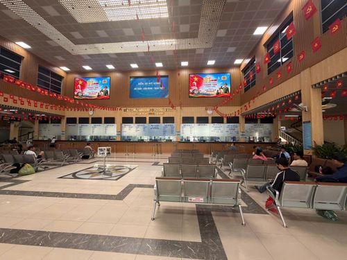 Tại các khu vực nhà chờ, quầy bán vé, sân đỗ và lối xe ra, vào bến, công tác tổ chức, phục vụ hành khách được chú trọng, bảo đảm thuận tiện, an toàn trong quá trình đi lại.
