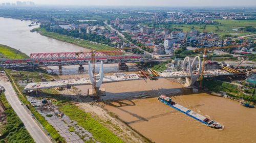Đại diện Ban Quản lý dự án Đường sắt - chủ đầu tư cho biết, hiện Ban đang nỗ lực phối hợp với địa phương và các cơ quan, đơn vị liên quan để sớm hoàn thành toàn bộ công tác giải phóng mặt bằng, đẩy tiến độ thi công cầu đường bộ.