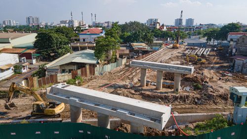 Theo ông Tuân, khó khăn nhất hiện nay vẫn là công địa, không có đường công vụ, không có bãi công nghệ để tập kết vật tư, vật liệu và thi công trước vật tư để đưa vào công trình. Để đưa vật tư, vật liệu vào công trường, phải dùng xe tải nhỏ, xe ba gác và các loại cẩu để cẩu chuyền nhau, nên mất nhiều thời gian.