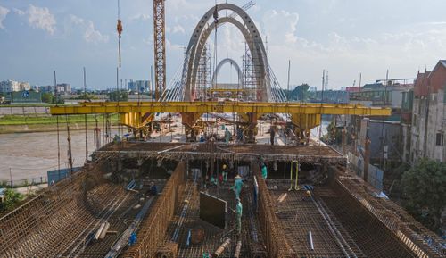 Thiếu mặt bằng thi công, các nhà thầu trong liên danh phải “nhường” nhau mặt bằng để tập trung thực hiện các hạng mục cần ưu tiên về thời gian (Ảnh: Tập trung thi công cầu chính phía Gia Lâm).