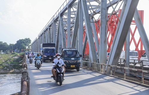 Cầu Đuống trước kia được xây dựng và đưa vào khai thác năm 1902, với công năng kết hợp giao thông đường bộ (QL1 cũ) và đường sắt (tuyến Hà Nội - Đồng Đăng). Trong chiến tranh chống Mỹ cầu bị bom đánh sập, đến năm 1981 cầu mới được xây dựng lại và đưa vào sử dụng (cầu hiện tại). Cầu có 3 phần riêng rẽ gồm đường sắt ở giữa, hai bên là đường bộ cho hai chiều phương tiện. Do lưu lượng phương tiện qua lại trên cầu lớn nên cầu rất nhanh xuống cấp.