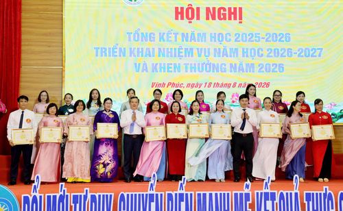 Giám đốc Sở Giáo dục và Đào tạo Phú Thọ Trịnh Thế Truyền và ông Nguyễn Trung Hải, Tỉnh ủy viên, Bí thư Đảng ủy phường trao thưởng cho các cán bộ, giáo viên của phường.