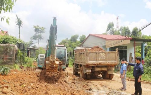 Người dân thôn Hoa Lư, xã Trạm Thản tự nguyện tháo dỡ công trình, vật kiến trúc, chặt bỏ cây cối, hiến đất để mở rộng đường giao thông nông thôn.