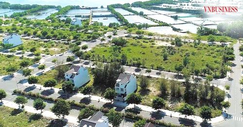 Không ít nhà đầu tư đang rơi vào thế khó vì không thể thoát hàng dù đã giảm giá bán hàng trăm triệu đồng.