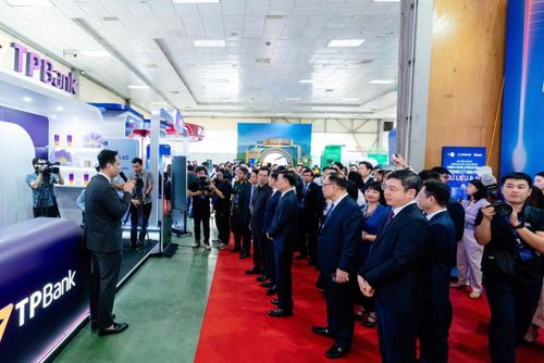Lãnh đạo NHNN đi thăm các gian hàng tại  sự kiện.