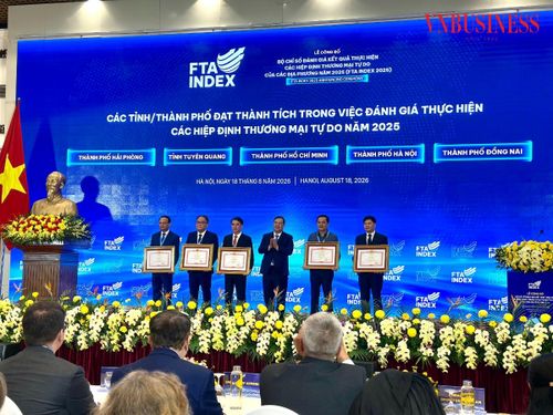 Phó Thủ tướng Phạm Gia Túc trao bằng khen cho các địa phương đạt thành tích trong việc đánh giá thực hiện các hiệp định thương mại tự do năm 2025.
