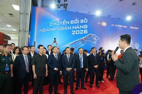 Thống đốc NHNN Phạm Đức Ấn cùng lãnh đạo các Bộ, ngành tham quan các gian hàng tại sự kiện Chuyển đổi số ngành ngân hàng năm 2026. Ảnh: SBV