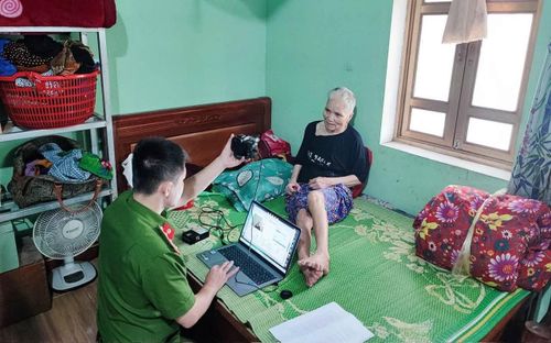 Cán bộ Công an tỉnh Phú Thọ đến nhà giúp dân làm CCCD.