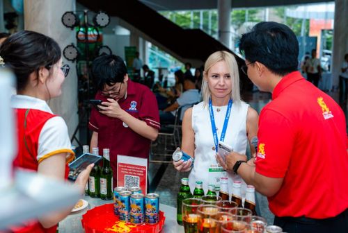 Gian hàng trưng bày sản phẩm của SABECO tại Triển lãm Quốc tế Vietfood & Beverage - ProPack Vietnam 2026 thu hút nhiều khách tham quan - ảnh: PV
