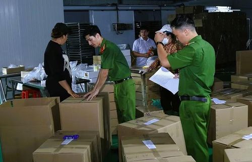 Niêm phong số sản phẩm thu giữ tại Công ty TNHH Trần Lê Foods.