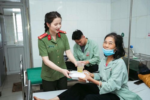 Cán bộ, hội viên Ban phụ nữ Công an Nghệ An thường xuyên động viên, hỗ trợ bệnh nhân gặp hoàn cảnh khó khăn tại các bệnh viện trên địa bàn bằng những việc làm thiết thực.