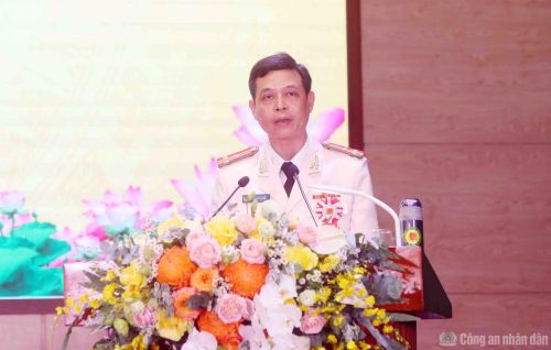 Thượng tá Trần Thế Việt trình bày diễn văn tại buổi lễ.