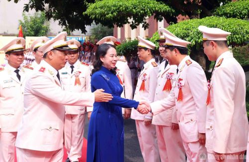 Các đồng chí lãnh đạo Bộ Tư lệnh Cảnh vệ chào mừng Phó Chủ tịch nước Võ Thị Ánh Xuân tới dự lễ.