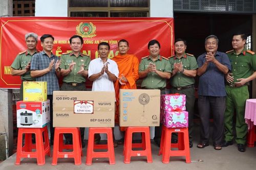 Đoàn công tác Cục An ninh nội địa, Công an tỉnh Vĩnh Long thực hiện nghi thức trao nhà, tặng quà cho anh Hứa Thạnh Thái Tân.