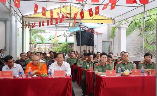 Các đồng chí lãnh đạo, đại biểu dự lễ khánh thành công trình nhà ở cho gia đình ông Huỳnh Văn Hoạt.