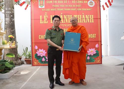 Thiếu tướng Nguyễn Hữu Mạnh, Cục trưởng Cục An ninh nội địa trao quà tặng Hoà thượng Lý Sạch - Trụ trì chùa Trà Kha, xã Đại An.