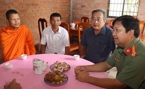 Đoàn công tác Cục An ninh nội địa, Công an tỉnh Vĩnh Long tại buổi trao nhà cho anh Hứa Thạnh Thái Tân, Tổ phó Tổ bảo vệ ANTT ở cơ sở ấp Cây Da, xã Đôn Châu.