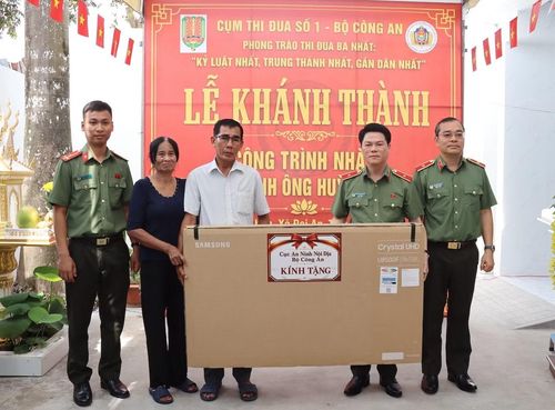 Thiếu tướng Nguyễn Hữu Mạnh, Cục trưởng Cục An ninh nội địa trao quà tặng gia đình ông Huỳnh Văn Hoạt.