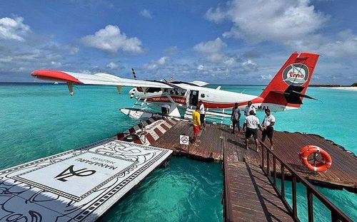 Sau khi máy bay hạ cánh xuống Maldives, khách du lịch được đón tới phía bên kia sân bay để tiếp tục hành trình hạng sang tới resort bằng thủy phi cơ. Ảnh: Maldives.com