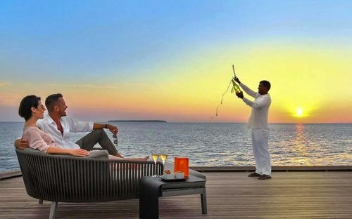 Trải dài trên những đảo san hô rải rác, với các biệt thự trên mặt nước (water villas) duyên dáng nơi những đầm phá màu ngọc lam mà hoàng hôn kỳ ảo không bị che khuất, Maldives tiếp tục định hình diện mạo của du lịch trăng mật thời hiện đại. Ảnh: visitmaldives