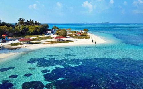 Maafushi thuộc đảo san hô Kaafu ở Maldives, là điểm đến phổ biến cho khách du lịch lưu trú, trước khi ghé thăm các đảo lân cận. Trong ảnh là bãi tắm bikini dành riêng cho khách du lịch tại Maafushi. Ảnh: dreamingofmaldives