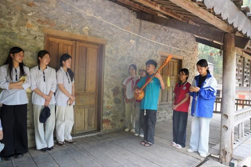Học sinh tìm hiểu giá trị văn hoá, lịch sử qua các hoạt động trải nghiệm.