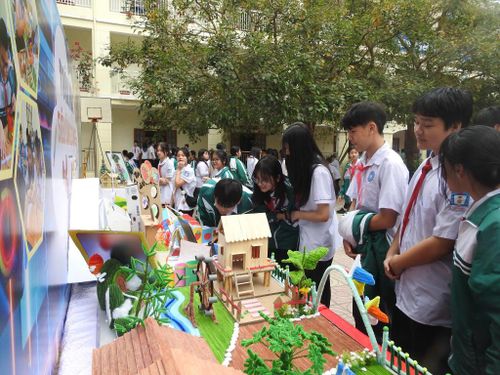 Hoạt động giáo dục stem, sáng tạo khoa học kỹ thuật thu hút nhiều học sinh tham gia.