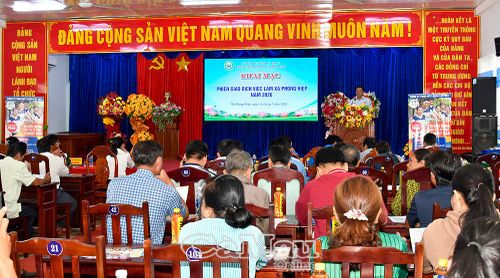 Toàn cảnh lễ khai mạc Phiên giao dịch việc làm xã Phong Hiệp năm 2026, thu hút sự tham gia đông đảo của người dân và các đơn vị tuyển dụng.