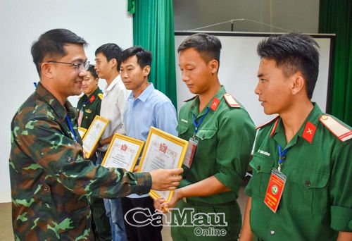 Phó Bí thư Thường trực Tỉnh đoàn, Chủ tịch Hội đồng Đội tỉnh Trần Đăng Khoa trao Giấy khen cho các cá nhân đóng góp vào thành công Chương trình “Học kỳ trong quân đội” năm 2026.