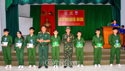 Thượng tá Phạm Phú Triều, Phó Chủ nhiệm Chính trị Bộ Chỉ huy Quân sự tỉnh và ông Nguyễn Chí Hiếu, Giám đốc Nhà thiếu nhi tỉnh, trao chứng nhận cho học viên hoàn thành Chương trình “Học kỳ trong quân đội” năm 2026.