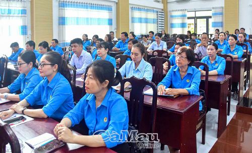Sau lễ khai giảng, các học viên được báo cáo viên cập nhật kiến thức về tổ chức bộ máy, cán bộ và hoạt động công đoàn trong tình hình mới.