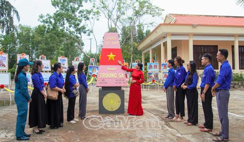 Đoàn viên tìm hiểu kiến thức về chủ quyền biển, đảo thông qua mô hình cột mốc chủ quyền đảo Trường Sa của Việt Nam.