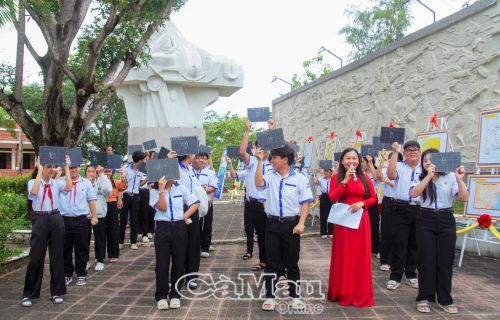 Các em học sinh Trường THPT Ngọc Hiển hào hứng tham gia trò chơi do Bảo tàng tỉnh tổ chức.
