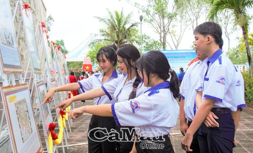  Các em học sinh Trường THPT Ngọc Hiển tham quan trưng bày những hình ảnh, tư liệu về quần đảo Hoàng Sa, Trường Sa của Việt Nam.