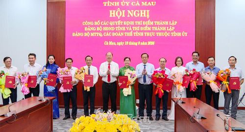 Bí thư Tỉnh uỷ Nguyễn Hồ Hải và Phó Bí thư Thường trực Tỉnh uỷ Huỳnh Quốc Việt trao quyết định và tặng hoa các đồng chí được chỉ định tham gia Ban Chấp hành, Ban Thường vụ, giữ chức Bí thư, Phó Bí thư Đảng uỷ HĐND tỉnh .