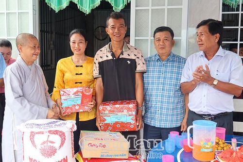  Các đơn vị và chính quyền địa phương trao tặng nhiều phần quà là vật dụng sinh hoạt và nhu yếu phẩm thiết cho gia đình anh Danh Minh Luận.