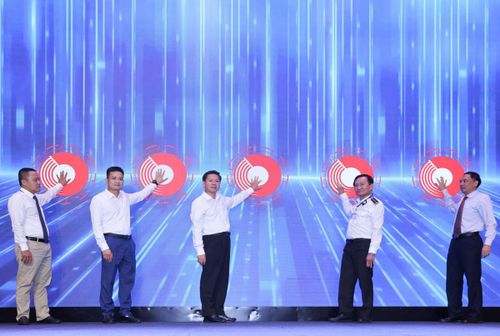 Các đại biểu thực hiện nghi thức phát động chương trình.