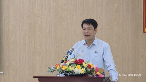 Ông Châu Ngọc Phi, Giám đốc Trung tâm Khuyến nông (Sở NNMT Tp. Huế) phát biểu tại Hôi nghị tổng kết mô hình hỗ trợ ừng dụng kỹ thuật xen canh Lúa - Tôm...