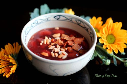 Các bạn trẻ độc thân thường rủ nhau ăn chè đậu đỏ trong ngày Thất tịch. (Ảnh: Phương Diệp Thảo)