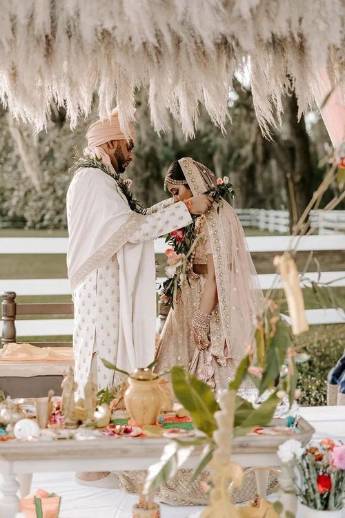 Cô dâu, chú rể trao vòng hoa trong nghi thức Varmala. (Ảnh: Brides)